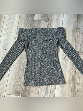 Guess Off-the-Shoulder Long Sleeve Top Small